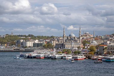 Türkiye 'nin İstanbul kentinde denizde yüzen beyaz teknelerin yüksek açılı görüntüsü