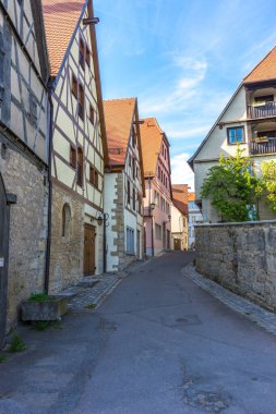 Almanya 'nın Rothenberg ob der Tauber kentindeki binalar arasındaki dar sokağın dikey görüntüsü.