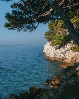 Güneşli bir günde, kayalık bir plajın deniz manzarası, Hırvat.