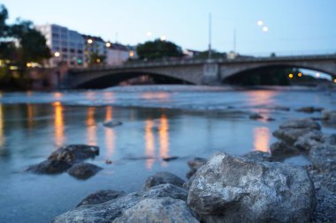 Münih 'te Isar nehri üzerinde bir köprü.