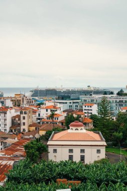Madeira Adası 'ndaki Funchal limanının dikey görüntüsü.