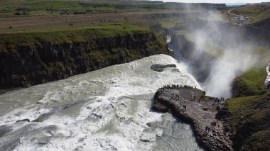 İzlanda 'nın güneybatısındaki Hvita nehrinin kanyonunda güneşli bir günde Gullfoss Şelalesi' nin hava manzarası.