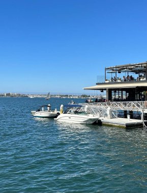Güneşli bir günde San Diego, Kaliforniya 'da demirlemiş teknelerle dolu bir limanın dikey görüntüsü.