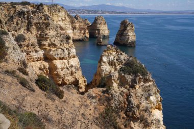 Portekiz 'in Lagos kentindeki Praia do Camilo sahilinin manzarası.