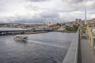 Türkiye 'nin İstanbul kentinde denizde yüzen beyaz teknelerin yüksek açılı görüntüsü
