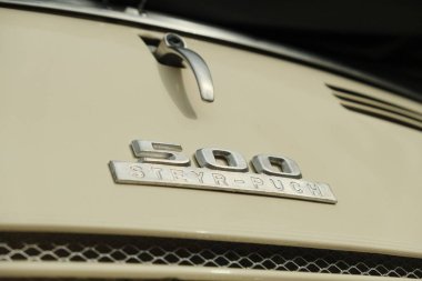 Steyr Puch 500 'ün ambleminin yakın çekimi.