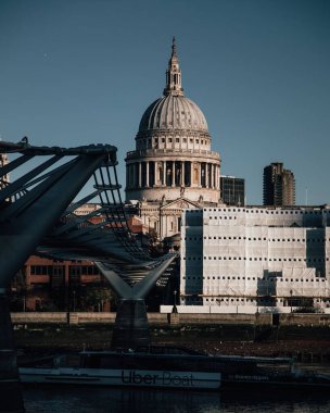 St Paul Katedrali 'nin dikey çekimi. Arka planda mavi bir gökyüzü var. Londra, İngiltere' de.