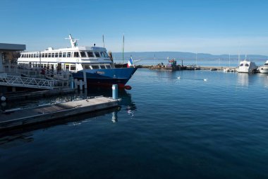 Leman Gölü 'ndeki Leman limanında mavi gökyüzünün altında bir Fransız teknesi..