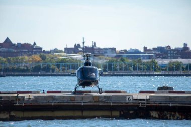 Manhattan, New York 'ta helikopter pistinde siyah bir helikopter.