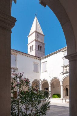 Minorite Manastırı çan kulesinin çerçeveli görüntüsü, Piran, Slovenya
