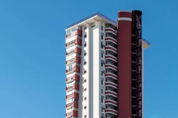Egy Többemeletes Lakóépület Sötét Vörös Fehér Árnyalatokkal Benidorm Alicante Spanyolország — Stock Fotó