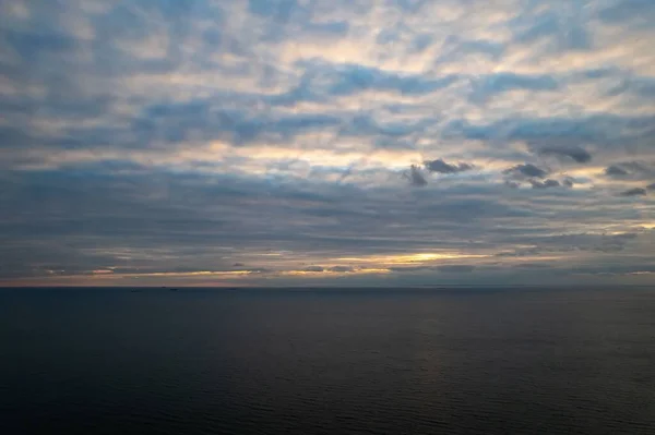 Een Antenne Uitzicht Zeegezicht Onder Bewolkte Schemering Lucht Bij Zonsondergang — Stockfoto