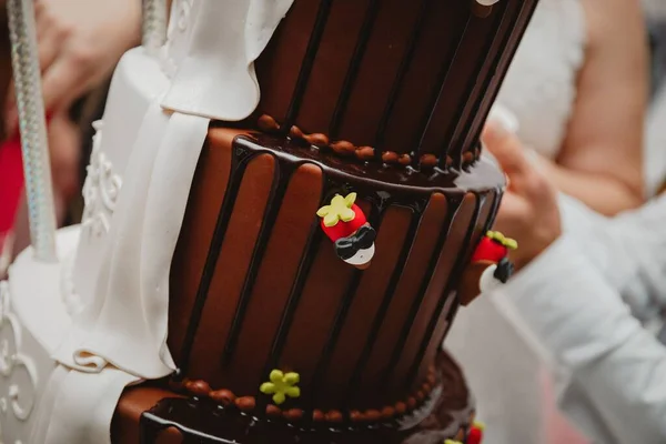 小さなキャンディーストロベリーで飾られた大きな結婚式のチョコレートケーキのクローズアップショット — ストック写真