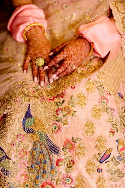 Gyönyörű Indiai Menyasszony Hagyományos Hindu Esküvői Viselet Lehnga Menyasszonyi Karperecek — Stock Fotó