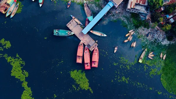 Eine Luftaufnahme Von Booten Ufer Eines Schmutzigen Sees Bei Tageslicht — Stockfoto
