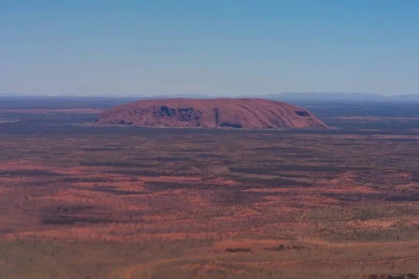 Uluru Nun Arka Planında Terk Edilmiş Bir Vadinin Havadan Manzarası — Stok fotoğraf