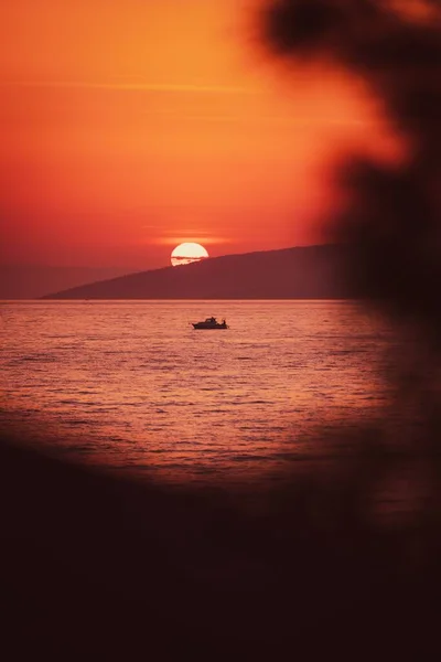 Uma Vertical Vista Paisagem Marinha Pôr Sol Com Barco Nadando — Fotografia de Stock