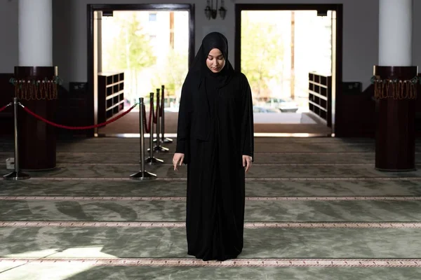 Beautiful Muslim Woman Black Dress Hijab Praying Mosque — Stock Photo, Image
