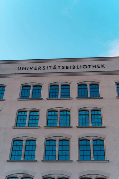 天气晴朗的德国Chemnitz大学图书馆大楼的垂直截图 — 图库照片