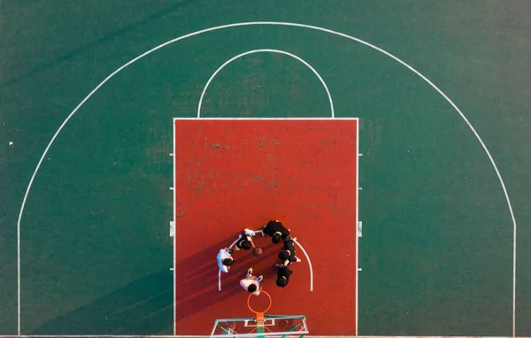 Basketbol Sahasının Havadan Görünüşü Gençler Kenar Çizgisinin Altında Toplandı — Stok fotoğraf