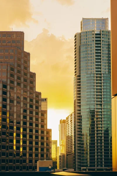 Eine Vertikale Luftaufnahme Moderner Glasgebäude Vor Leuchtend Gelbem Sonnenuntergangshimmel Austin — Stockfoto