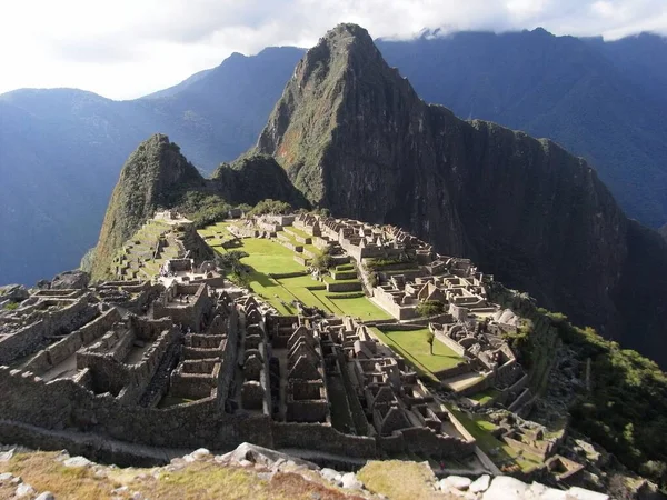 Peru Daki Antik Machu Picchu Şehrinin Arka Planında Güneşli Bir — Stok fotoğraf