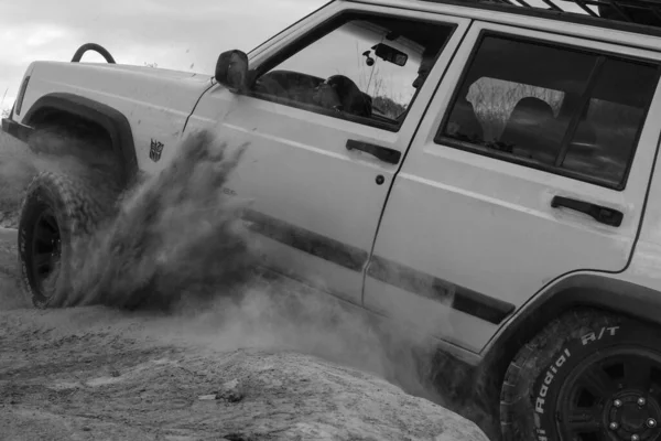Bild Vit Jeep Som Försöker Röra Sig Jorden Svart Och — Stockfoto