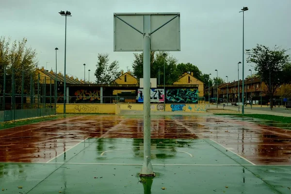 Una Cancha Baloncesto Mojada Después Lluvia —  Fotos de Stock