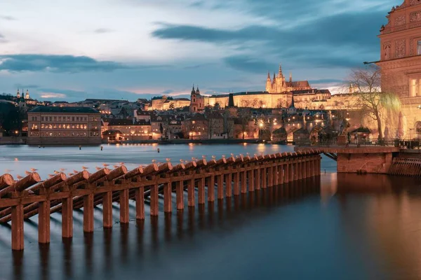 Vitus Katedralen Med Karlsbron Vid Solnedgången Prag Natten — Stockfoto