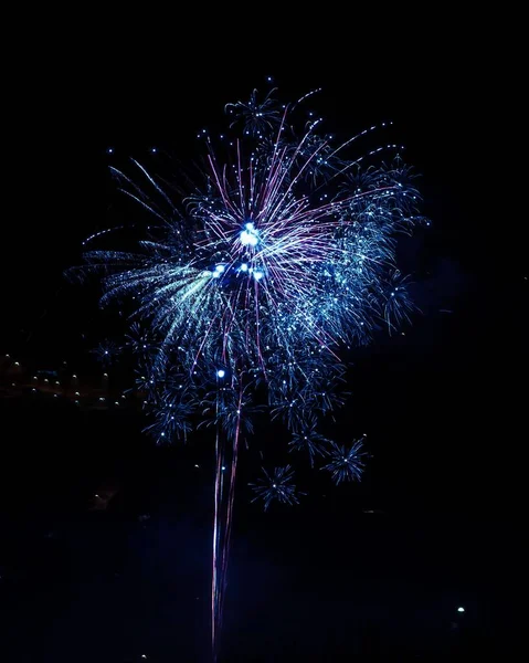 Buntes Feuerwerk Auf Schwarzem Hintergrund — Stockfoto
