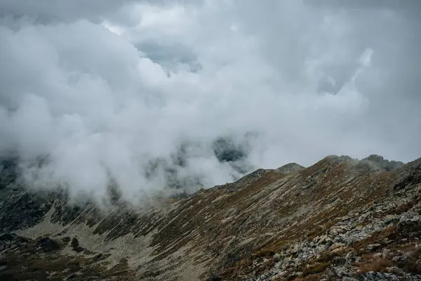 Μια Όμορφη Θέα Ενός Βραχώδους Βουνού Στην Ομίχλη — Φωτογραφία Αρχείου