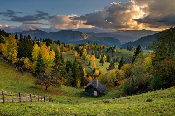 Krásný Záběr Dřevěnou Chatu Úbočí Hory Pozadím Lesních Hor — Stock fotografie