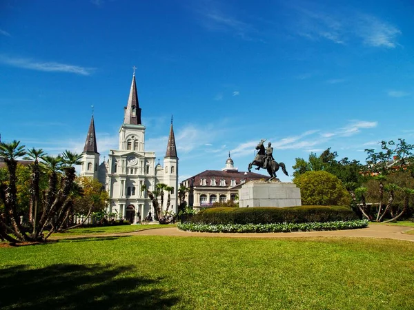 圣路易斯大教堂和杰克逊广场公园的景色 美国路易斯安那州新奥尔良 — 图库照片