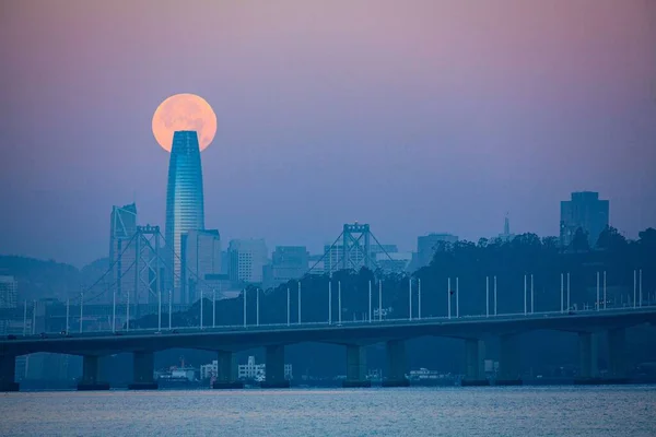 Une Vue Panoramique Lune Visible Derrière Gratte Ciel San Francisco — Photo