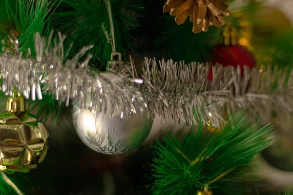 Close Ouropel Prata Bola Natal Como Decorações Férias — Fotografia de Stock