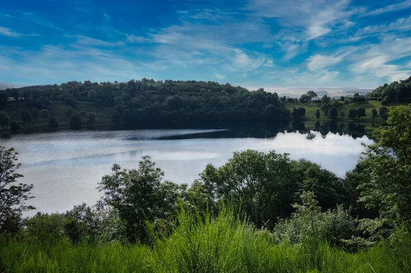 Uma Vista Panorâmica Lago Tranquilo Rodeado Por Árvores Verdes Sob — Fotografia de Stock