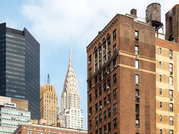 美国纽约克莱斯勒大楼在其他大楼之间的空中景观 — 图库照片