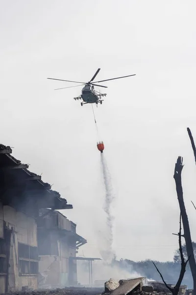 헬리콥터 화재를 진압하고 — 스톡 사진
