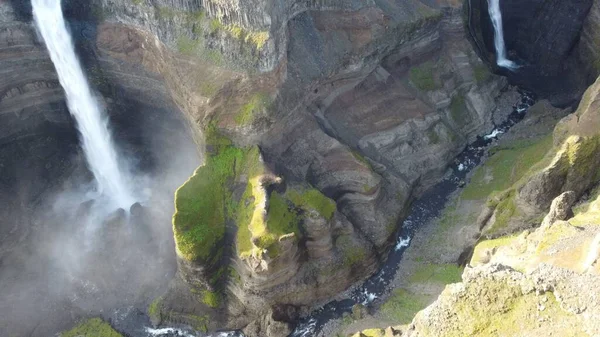 Eine Drohne Schoss Einem Sonnigen Tag Über Den Haifoss Wasserfall — Stockfoto