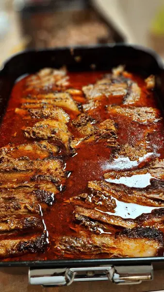 おいしい油っぽいマリネソースで提供されるおいしい肉の垂直ショット — ストック写真