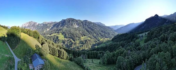 Une Vue Paysage Taminaschlucht Avec Des Montagnes Couvertes Herbe Ciel — Photo