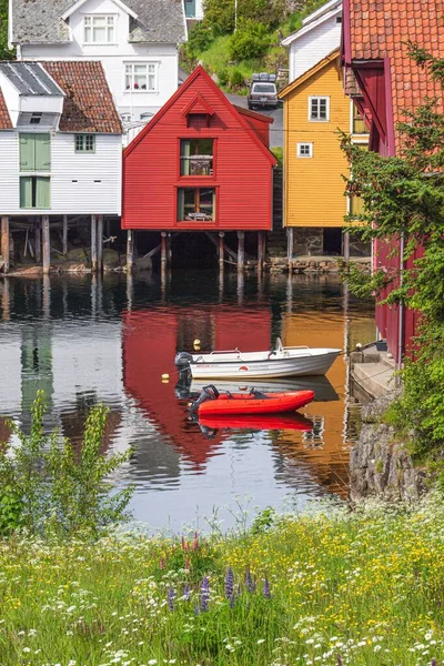 Ujęcie Pionowe Kolorowych Budynków Widzianych Sogndalsstrand Norwegia — Zdjęcie stockowe