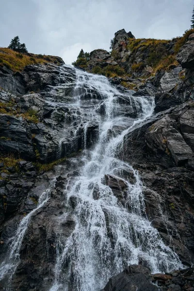 Uma Bela Vista Cachoeira Paisagem Montanhosa Sob Céu Nublado — Fotografia de Stock