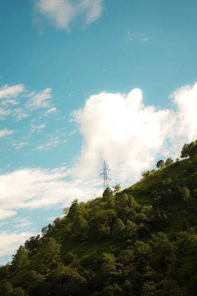 晴れた日の緑の山々の美しい風景 — ストック写真