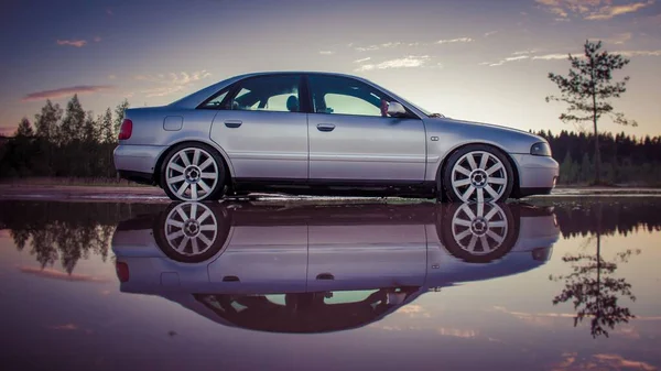 Audi Отражение Мокрой Дороге Закате Видно Стороны — стоковое фото