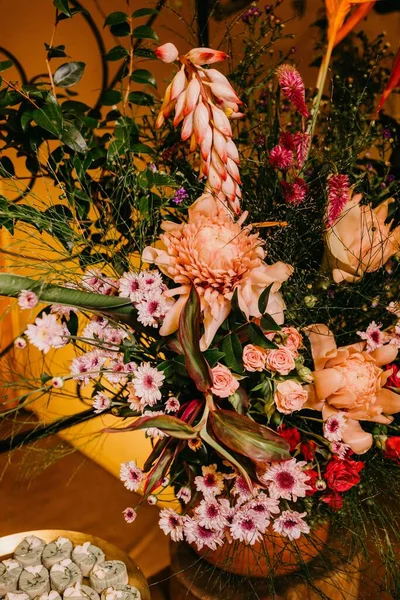 Una Mesa Madera Con Dulces Flores Frescas Sabrosas —  Fotos de Stock