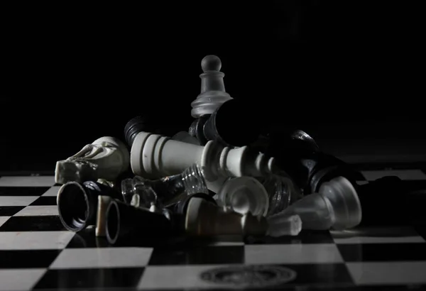チェッカーボード上のチェス駒の山の灰色のスケールの閉鎖 — ストック写真