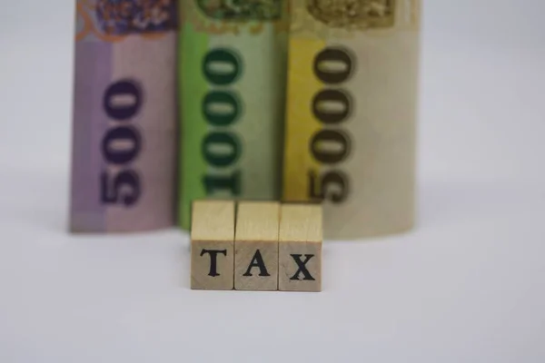 Een Close Van Tax Concept Met Houten Blok Gestapelde Munten — Stockfoto
