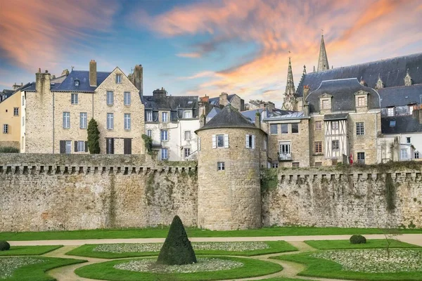 Vannes Średniowieczne Miasto Bretanii Widok Ogród Obronny Kwietnikiem — Zdjęcie stockowe