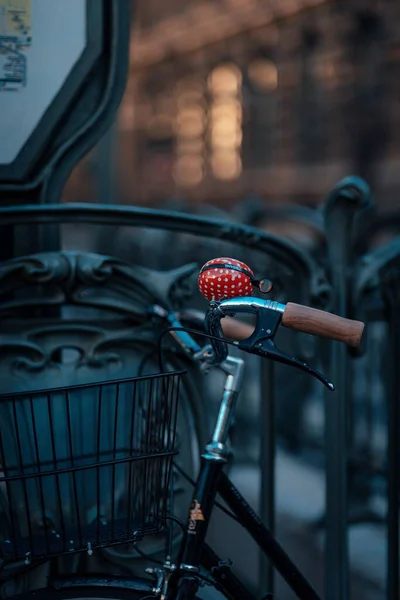 빈티지 자전거를 바구니 수직으로 — 스톡 사진